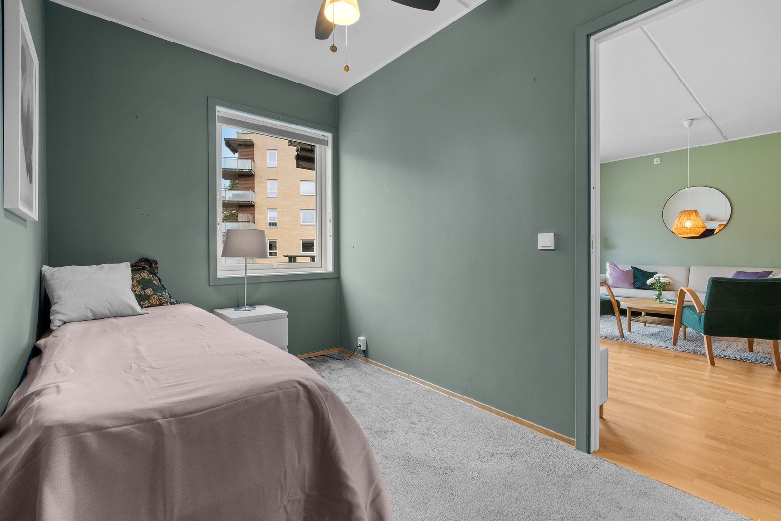 Soverom III har adkomst fra stuen og ligger vestvendt. Veggoverflatene på soverommene er overmalt i 2022. Galleribilde