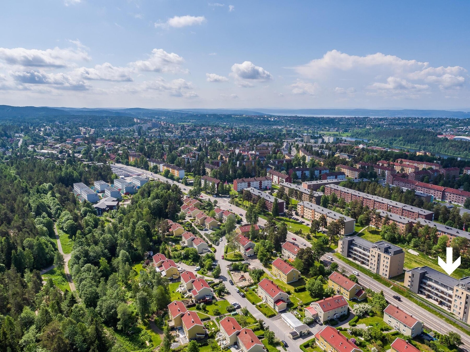 Boligen ligger i umiddelbar nærhet til Østmarka med flotte friluftsområder. Inngang til marka til venstre i bilde. Kun 2 min gange til buss i Hellerudveien. Galleribilde