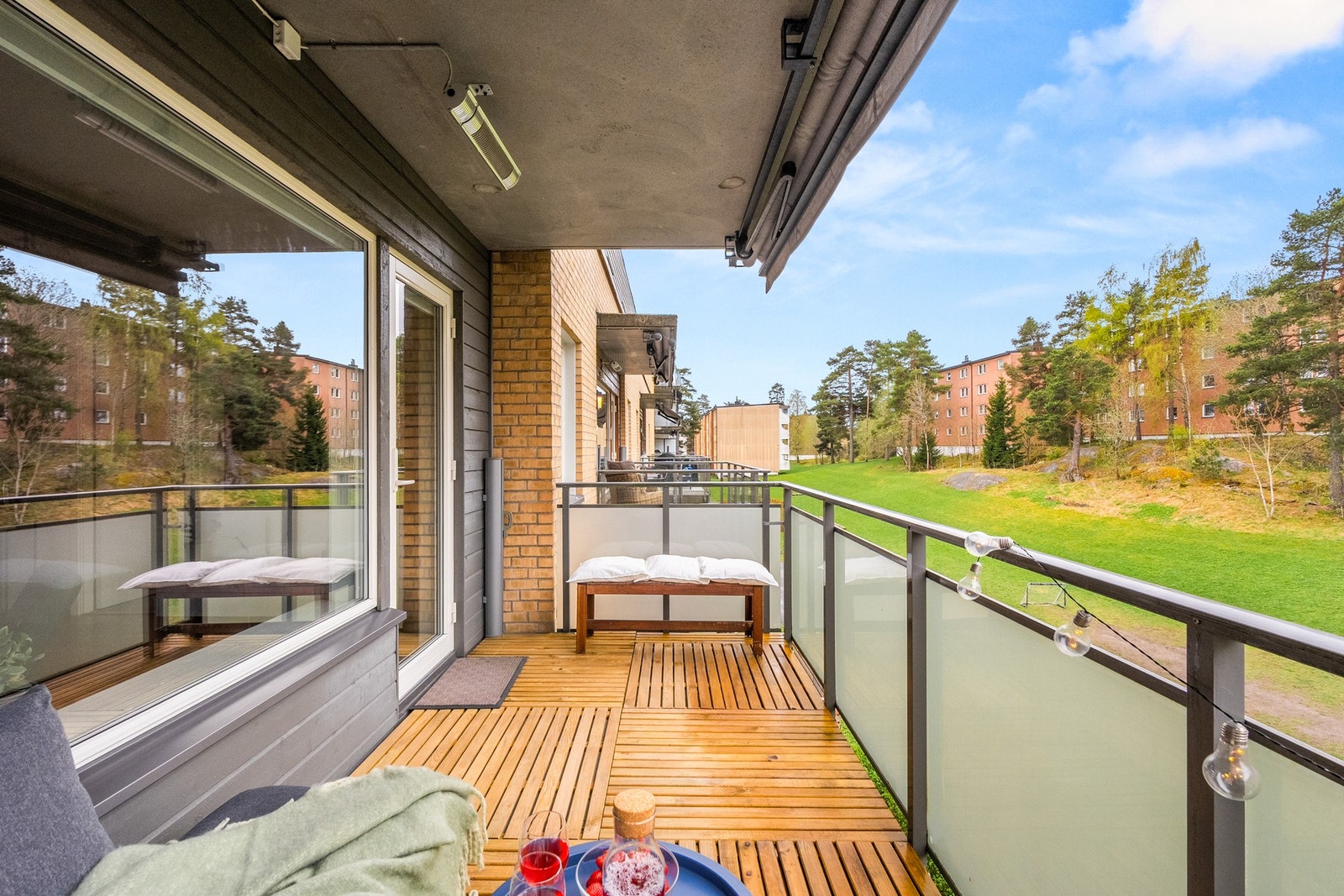 Her er det fin plass til sittegruppe og grill, og i overbygget er det montert en motorisert markise for solskjerming. Det er også terrassevarmer og utestikk montert. Galleribilde