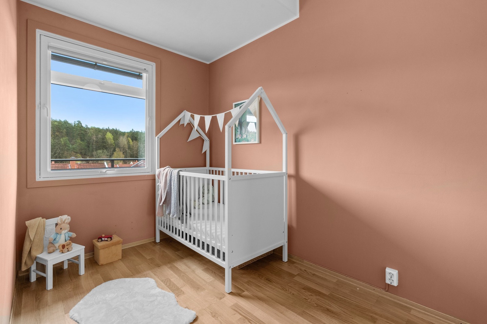 Soverom II er også av fin størrelse med plass til seng og kontorpult. Galleribilde