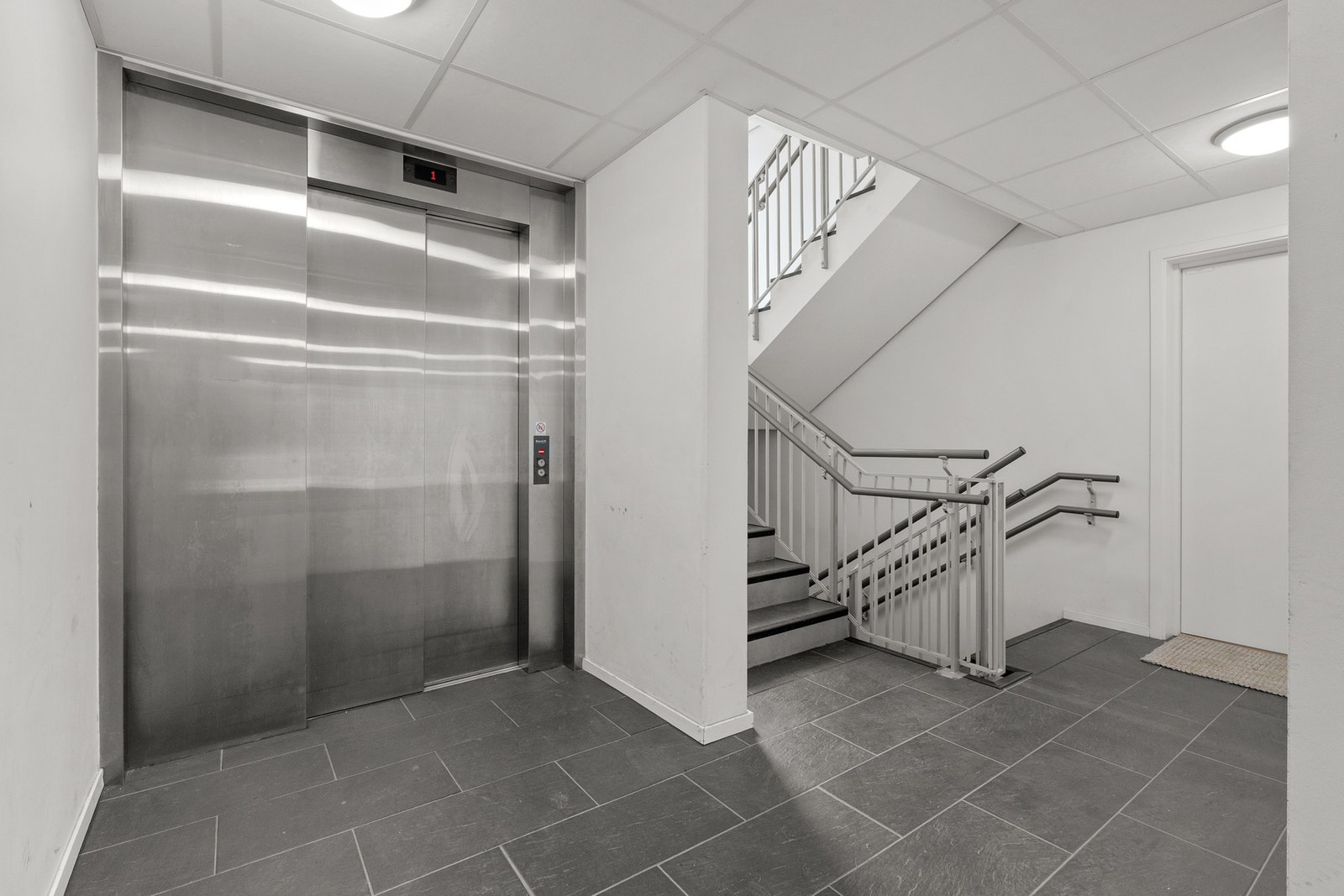 Det er heis i bygget. Denne tar deg til etasjeplan og ned til garasjen. Galleribilde
