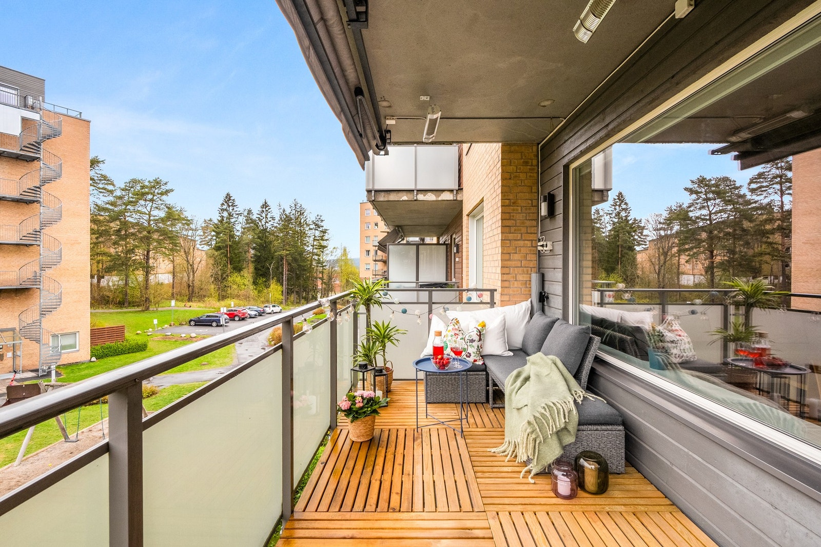 En stilfull og moderne 4-roms andelsleilighet fra 2015. Beliggenheten er særdeles barnevennlig, med nærhet til lekeplasser, idrettsanlegg, skole, matbutikk, busstopp og barnehage, samt kort gangavstand til populære turområder i marka. Galleribilde