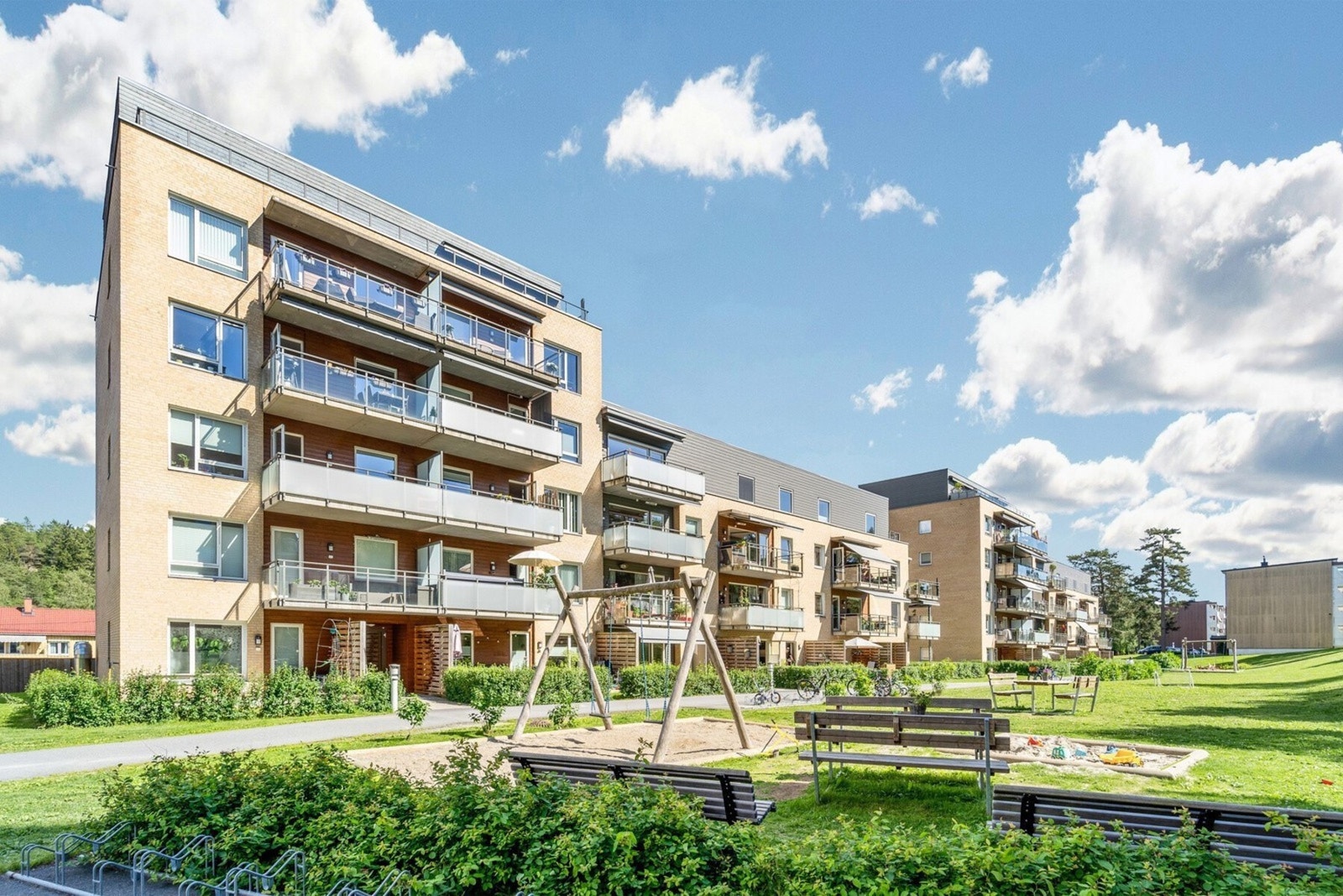 Leiligheten ligger fint plassert i tredje etasje og vender ut mot borettslagets pent opparbeidede fellesarealer. Galleribilde