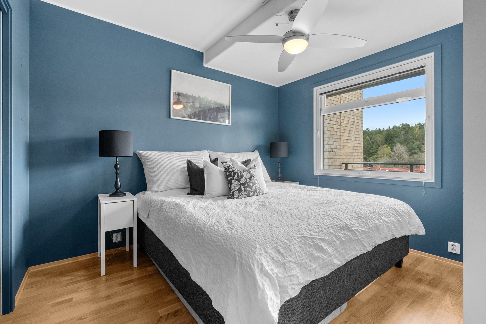 Det er tre gode soverom i leiligheten, og alle har store vinduer som sørger for rikt, naturlig lysinnslipp. Galleribilde