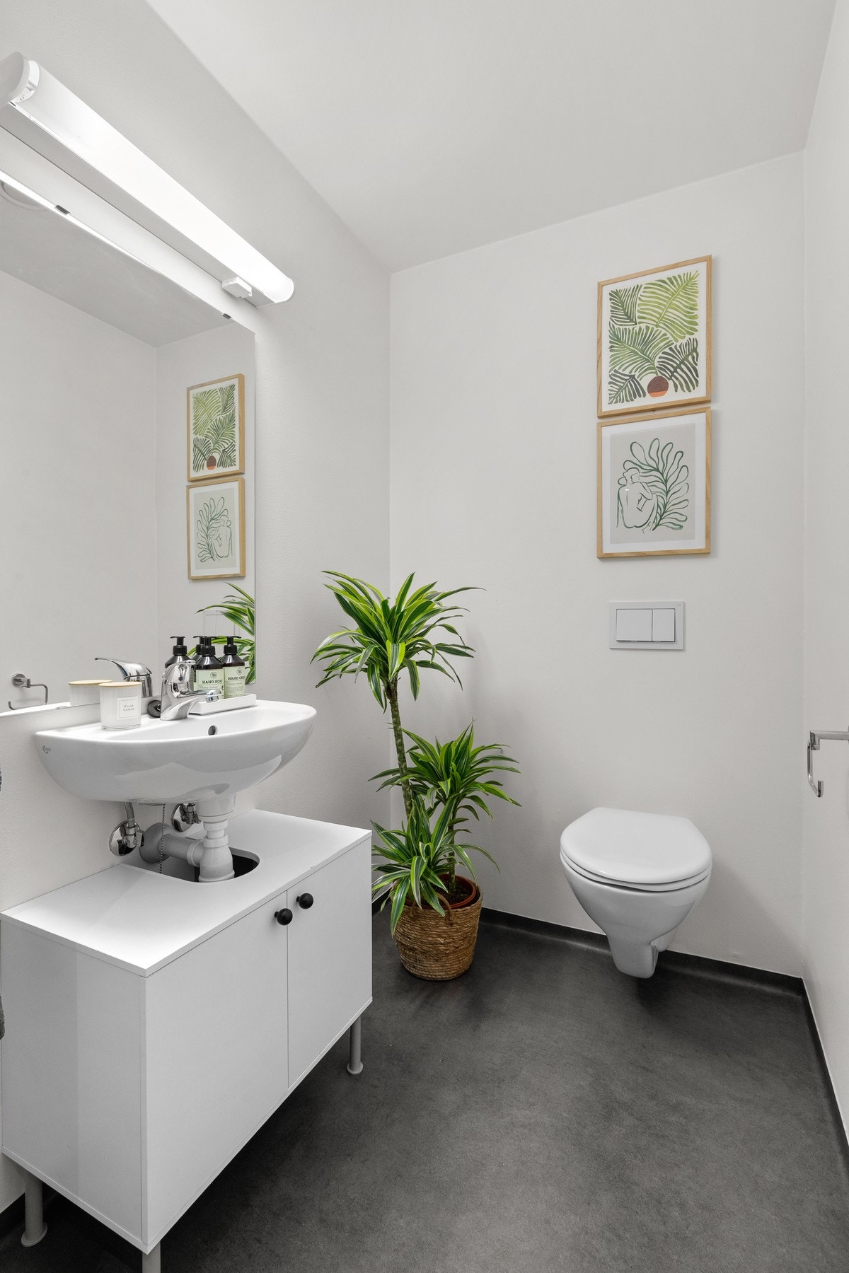 Tvers over gangen for badet er det et pent, separat wc-rom. Svært praktisk i en hektisk hverdag. Galleribilde