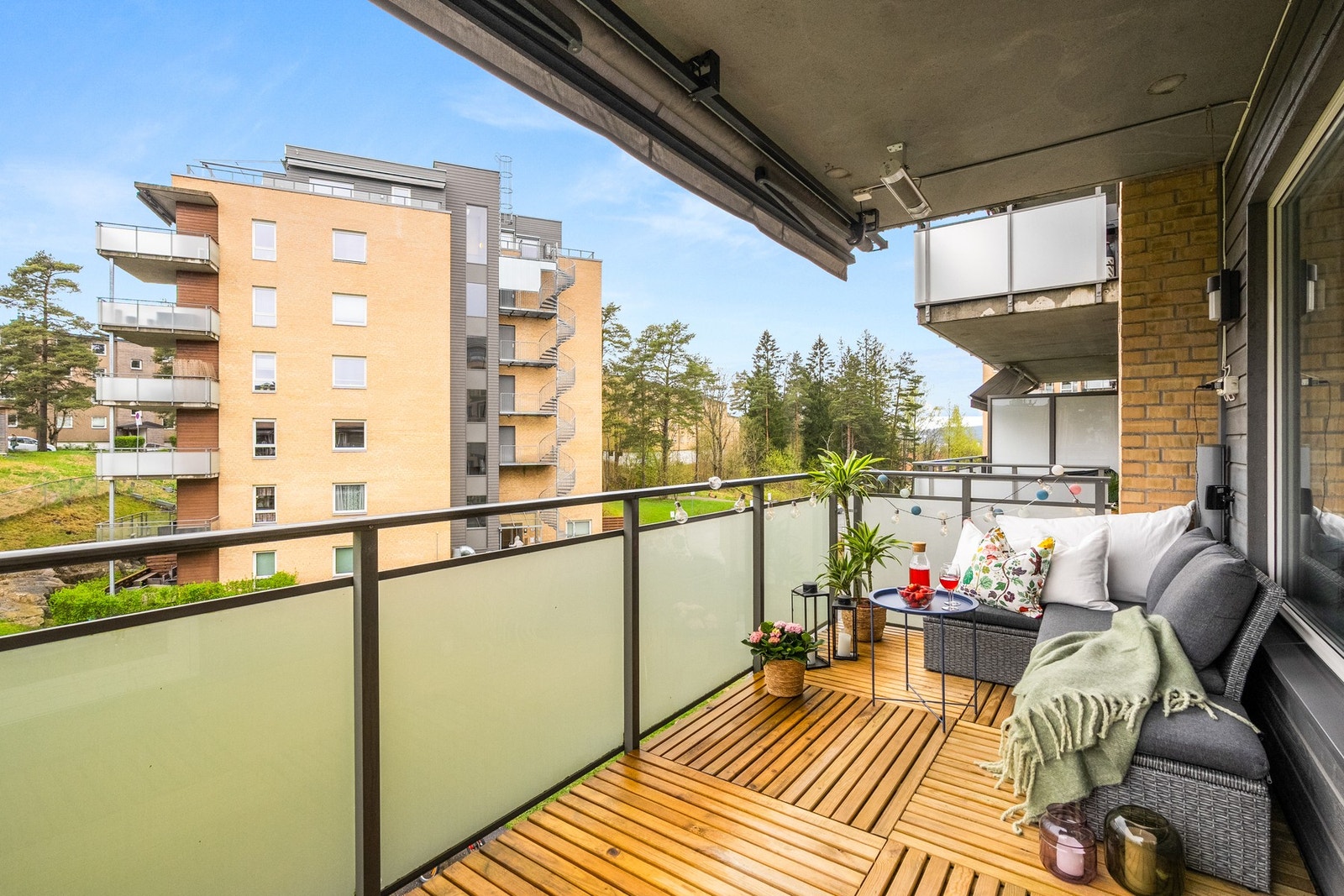 Leiligheten har utgang fra stuen til en vestvendt, overbygd balkong på ca. 9,3 kvm. Balkongen vender ut mot pent opparbeidede fellesarealer. Galleribilde