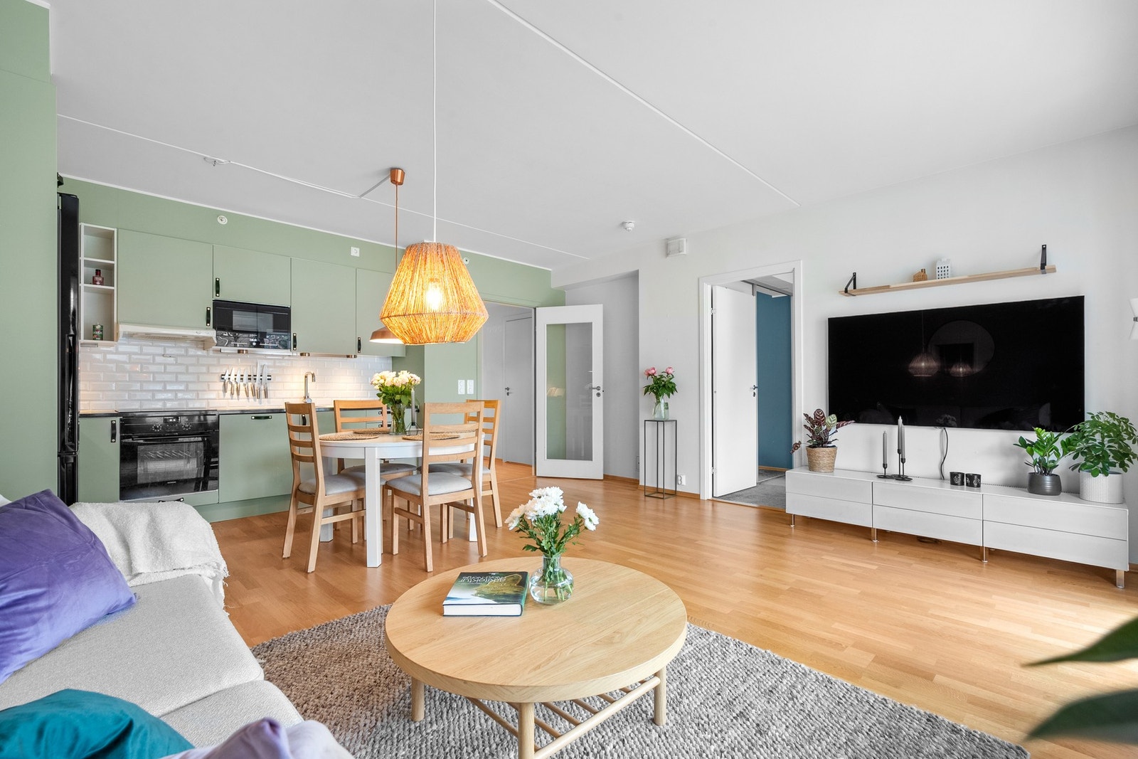 Stuen ligger i åpen løsning med kjøkkenet, og sammen danner de et romslig og innbydende allrom med god møbleringsfrihet. Galleribilde