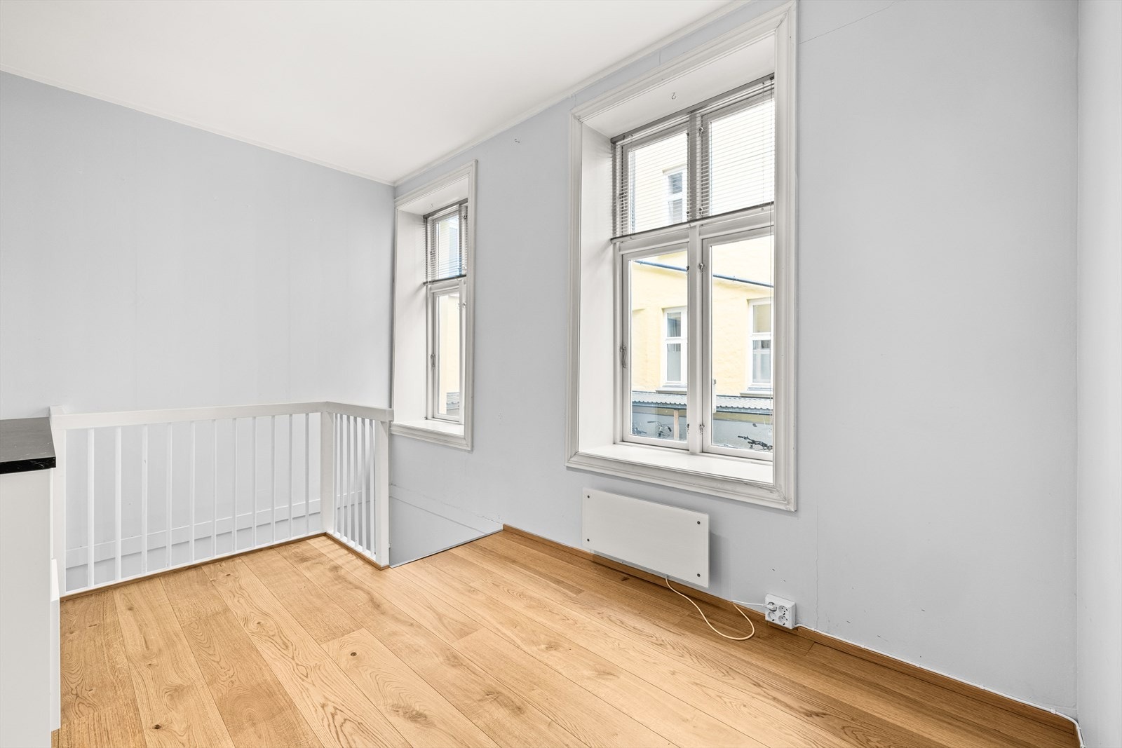 I tilknytning til kjøkkenet er det god plass til spisebord eller annet ønskelig møblement, noe som gir fleksibilitet i innredningen og rom for hyggelige måltider eller sosiale soner. Galleribilde