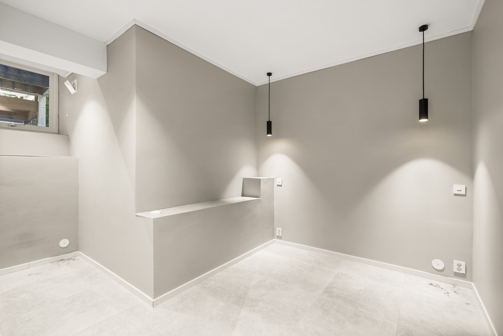 Soverommet er av god størrelse med plass til dobbeltseng, tilhørende nattbord og garderobeløsnig. Galleribilde