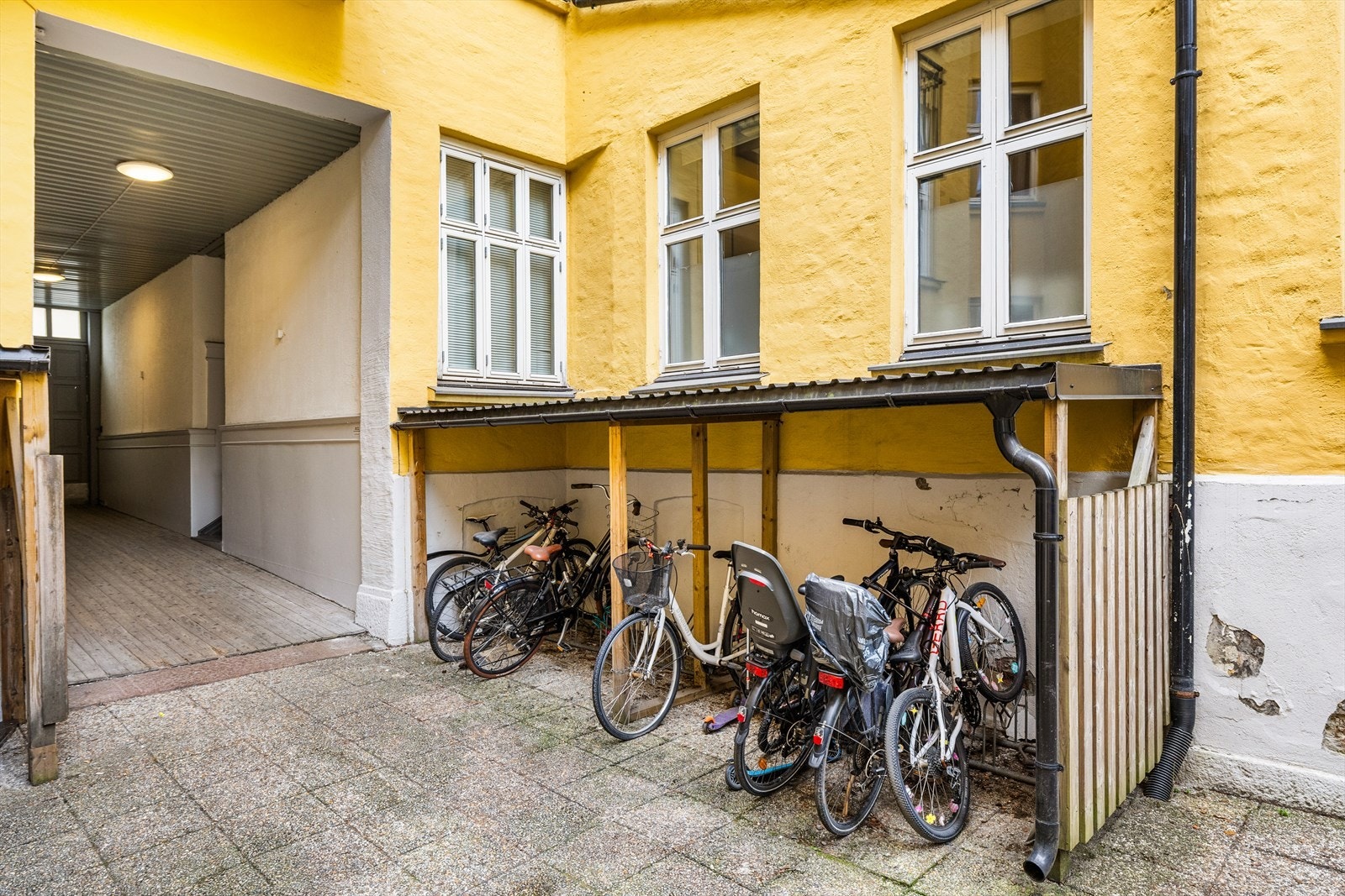 Til seksjonen følger det tre boder: én i loftsetasjen, én i kjelleren og én i 1. etasje. Galleribilde