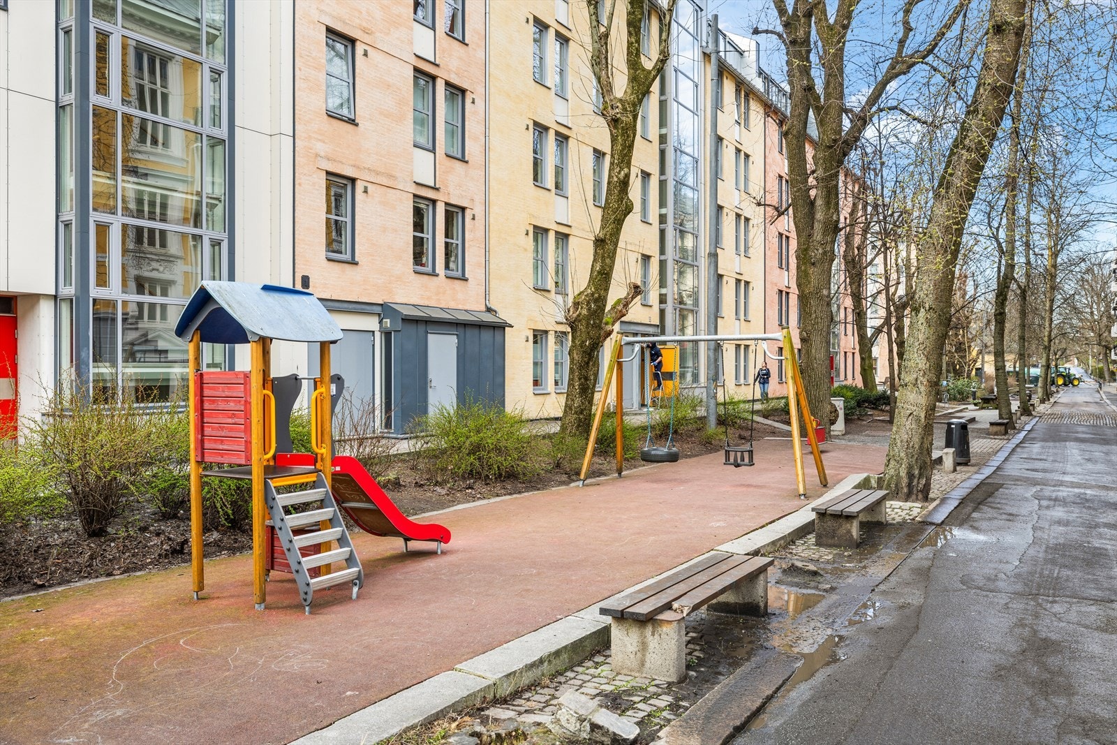 Reichweins gate og det omkringliggende området er fint opparbeidet med trær, lekeplasser og hyggelige gangveier. Galleribilde