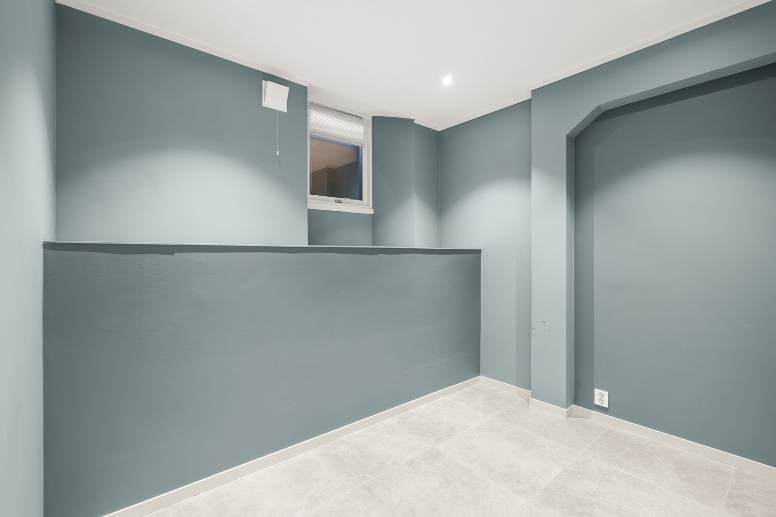 Kjellerens andre soverom er også av god størrelse, med plass til dobbeltseng og garderobeløsning. Galleribilde