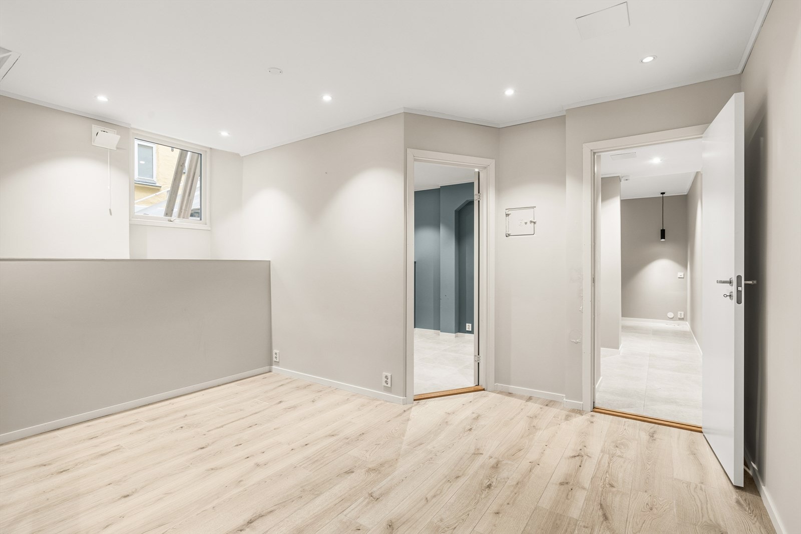 Fra stuen er det direkte adkomst til kjellerens to soverom, som gir enkel tilgang og praktisk plassering. Galleribilde