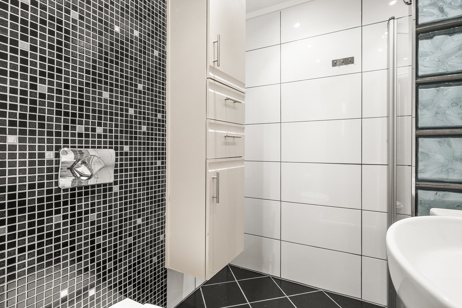 Underliggende gulvvarme gir en lun og behagelig følelse året rundt. Galleribilde