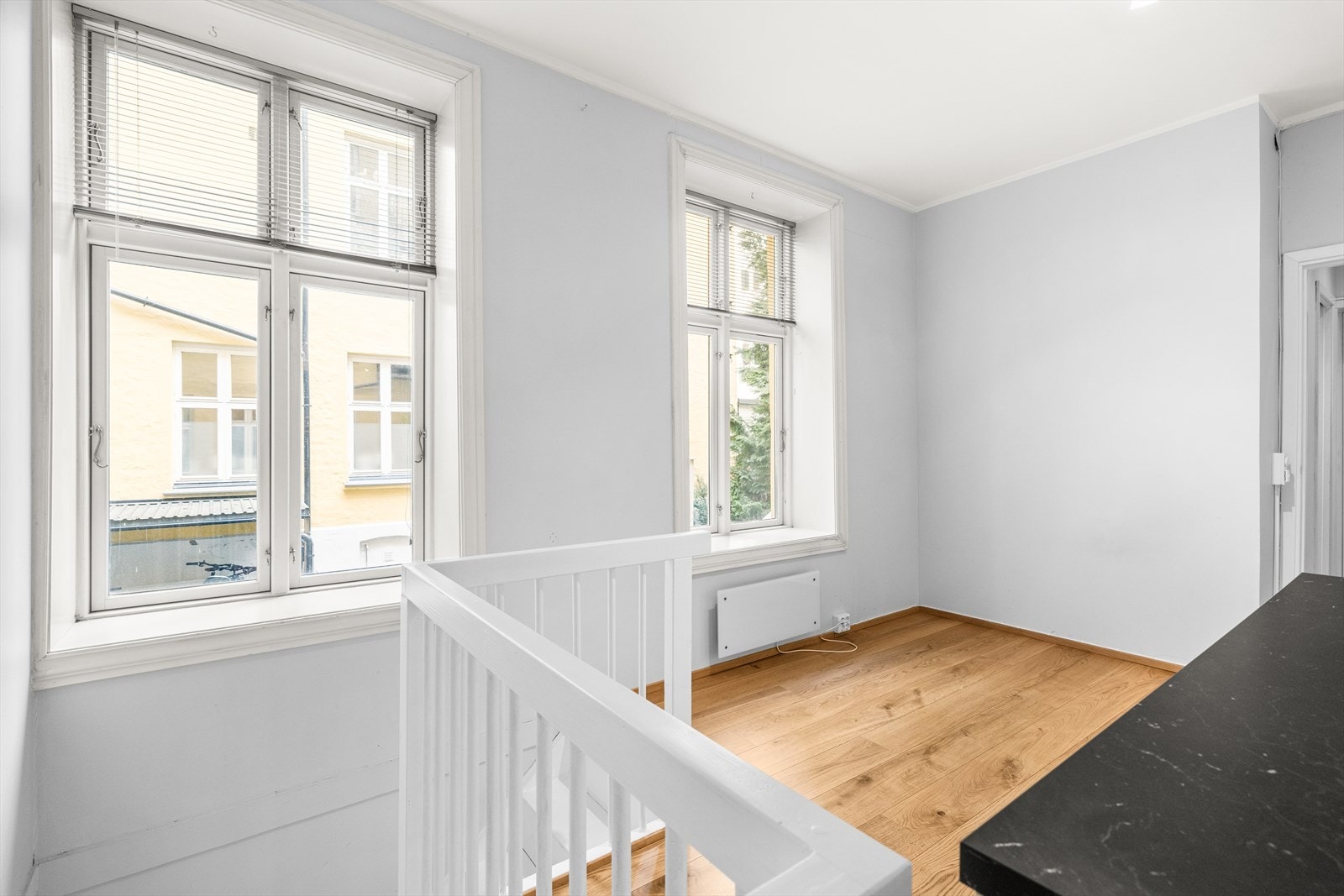 De store vinduene gir et flott lysinnslipp og sørger for et lyst og trivelig rom med godt naturlig lys gjennom hele dagen. Gulvoverflater bestående av 1-stavs parkett. Galleribilde