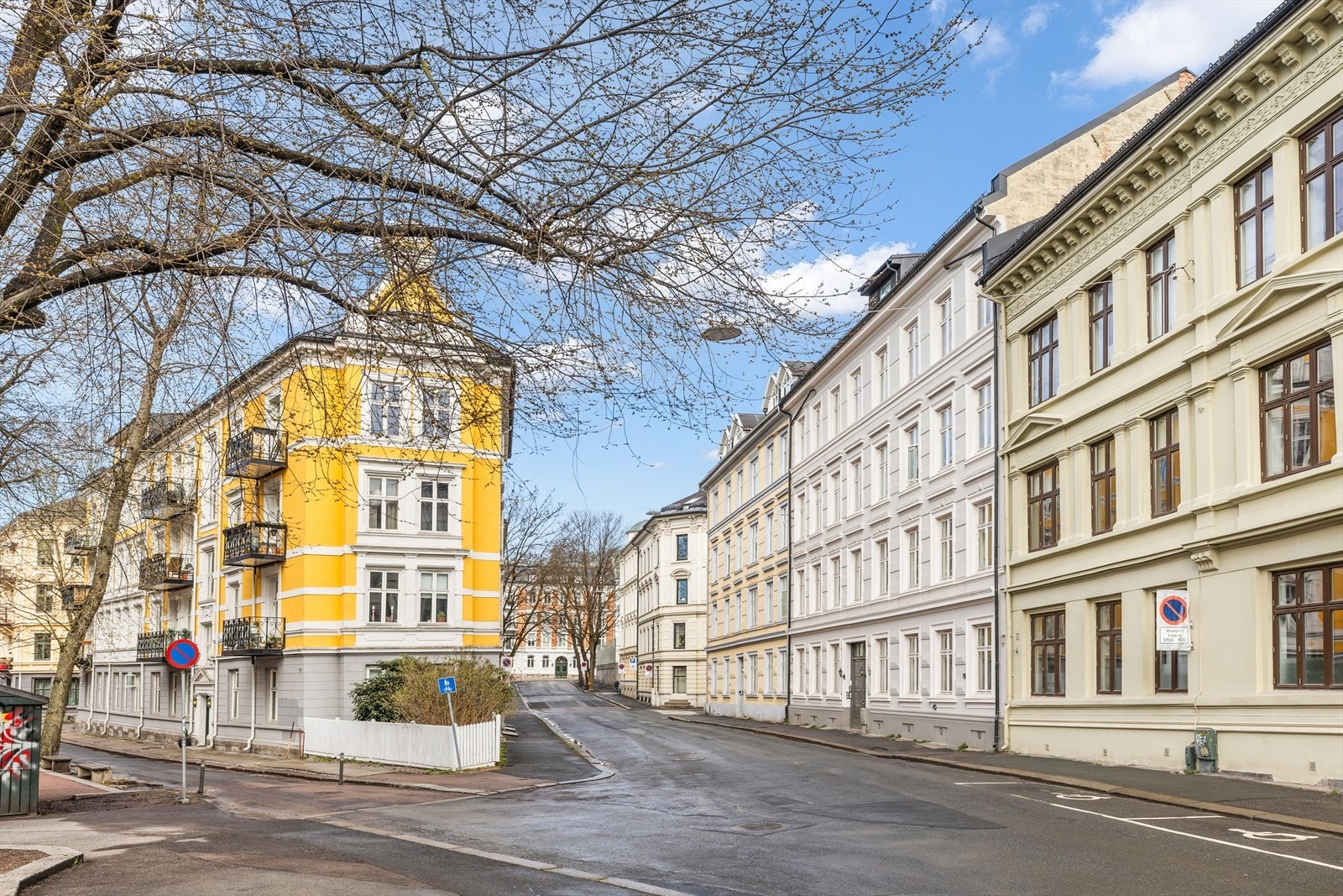 Gaten oppleves som stille og tilbaketrukket, og er beskyttet fra trafikkstøy. Galleribilde