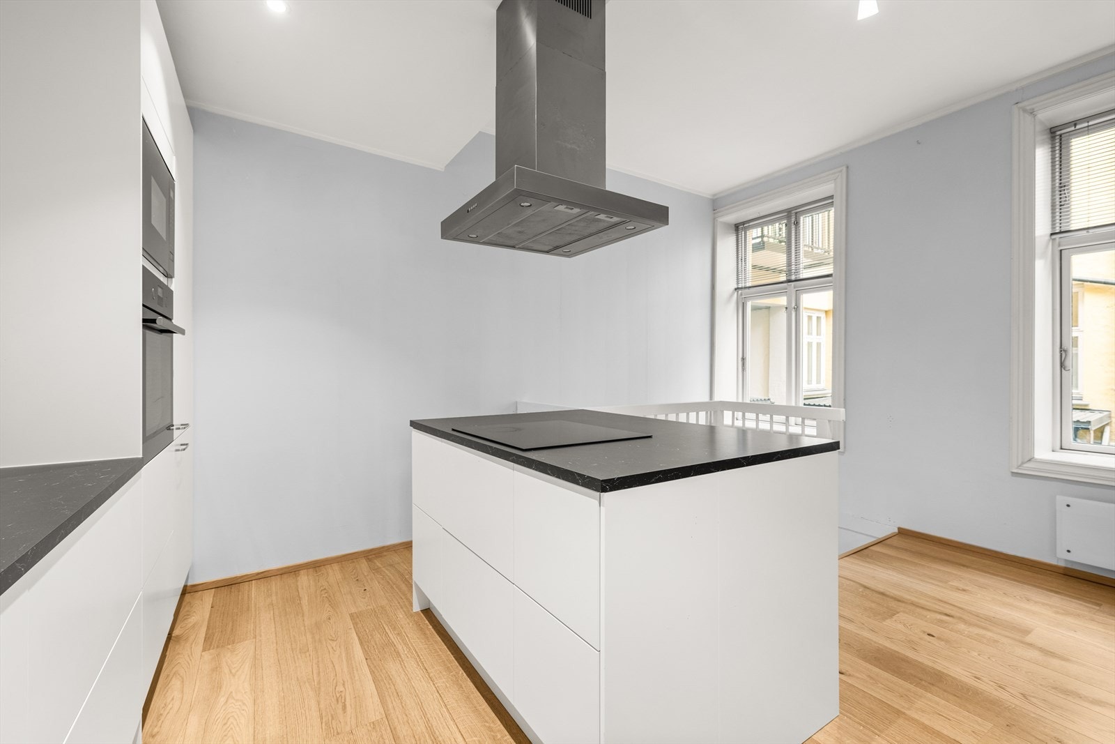 Kjøkkenet er utstyrt med en elegant fritthengende kullfilterventilator. Galleribilde