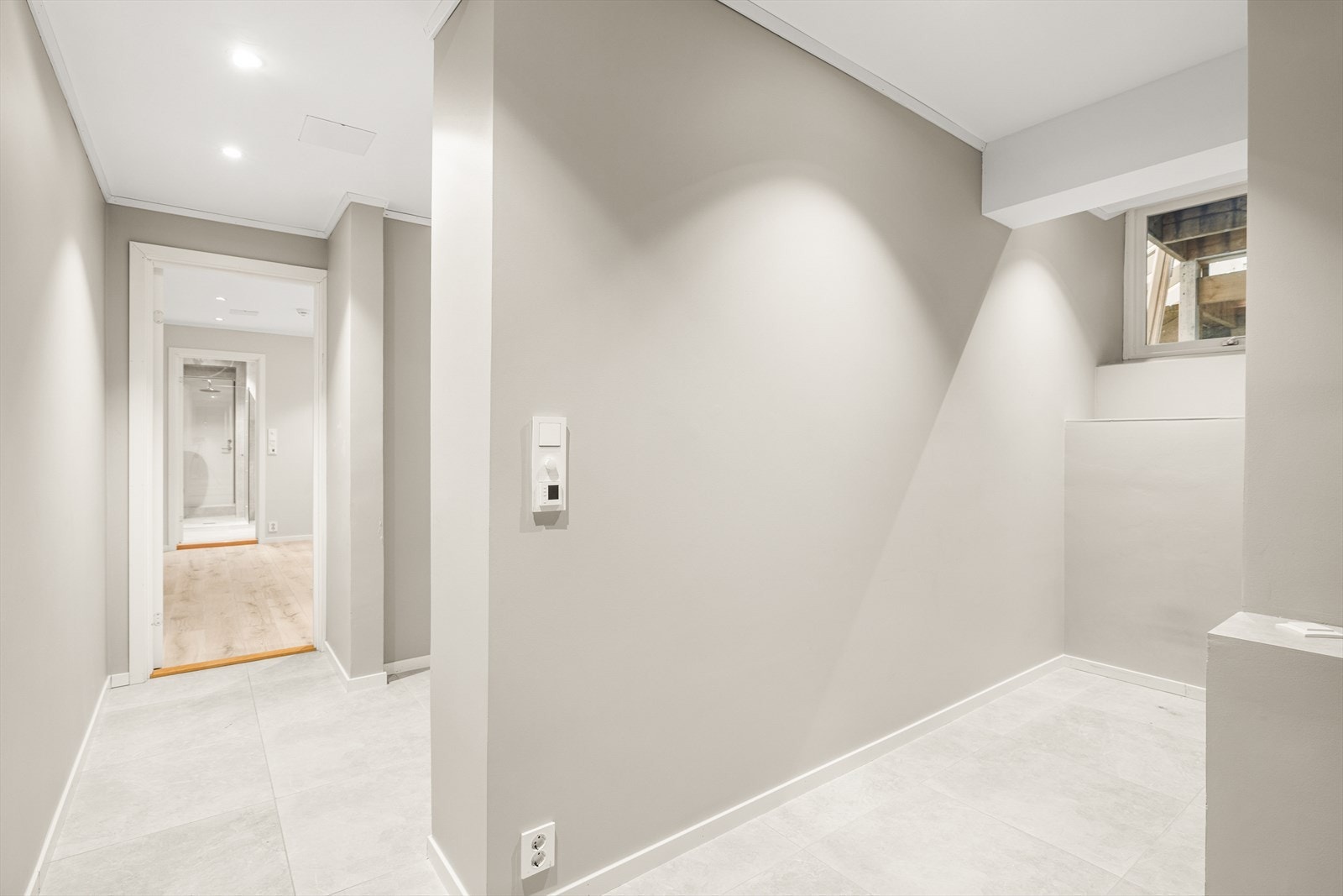 Rommet er malt i en tidløs beigetone. Galleribilde