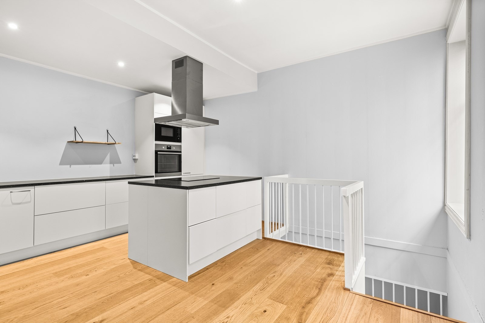 Hvite, glatte fronter og slitesterk laminat benkeplate gir et lyst og tidløst uttrykk. Galleribilde