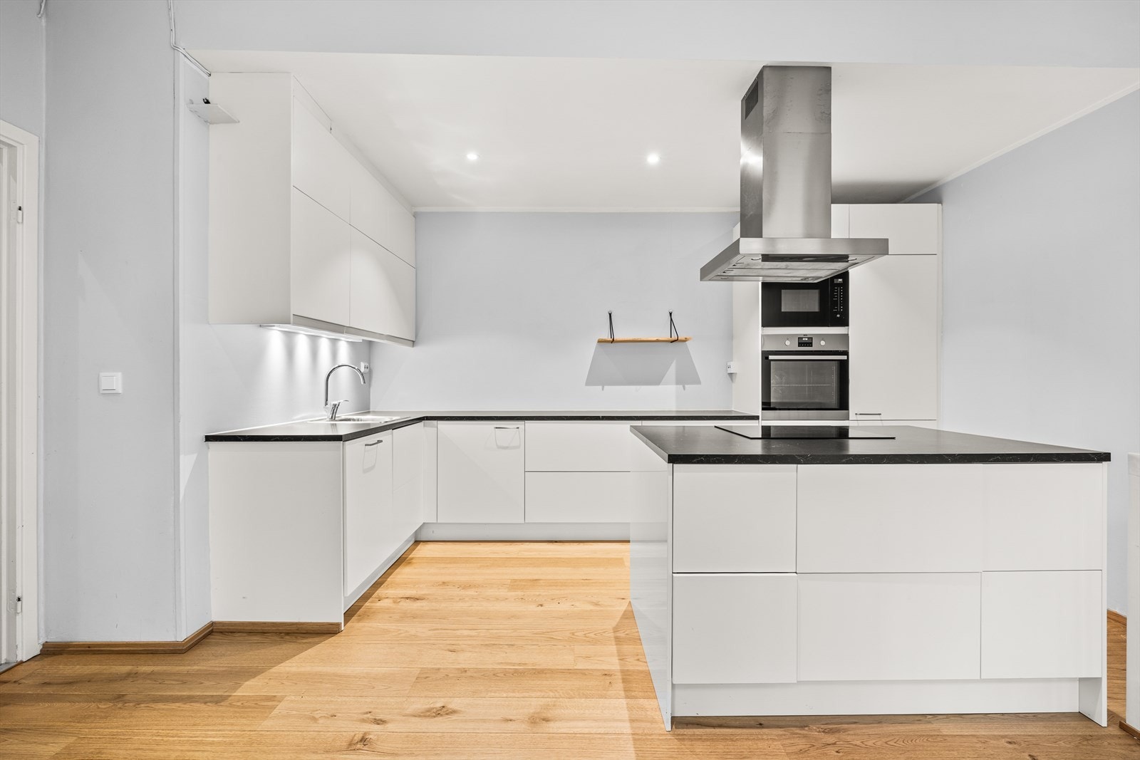 Moderne kjøkken fra 2022 med stilren EPOQ-innredning og praktisk kjøkkenøy. Galleribilde