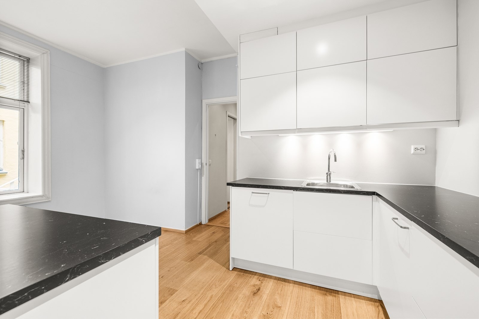 Kjøkkenet byr på rikelig med skap- og skuffeplass, samt gode arbeidsflater. Galleribilde