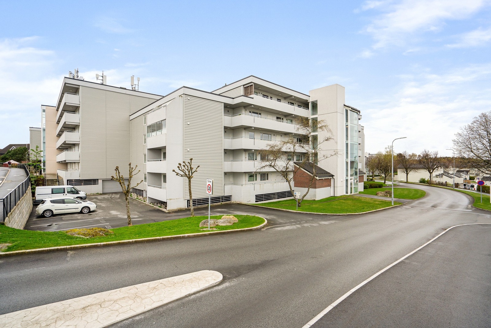 Leiligheten ligger fint til i et rolig og etablert nabolag. Galleribilde