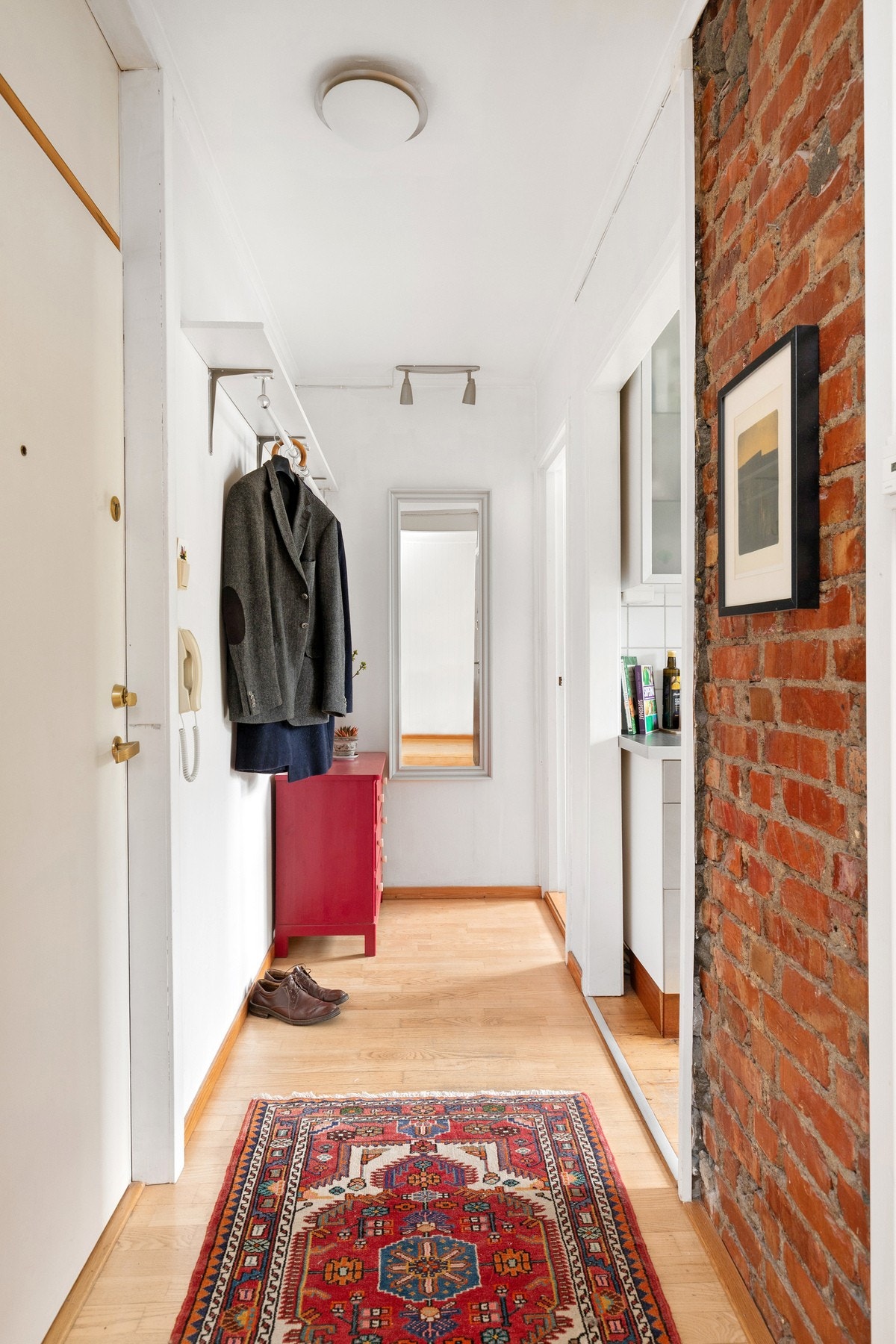 Entréen er tiltalende, med plass til oppbevaring av sko og yttertøy. Galleribilde