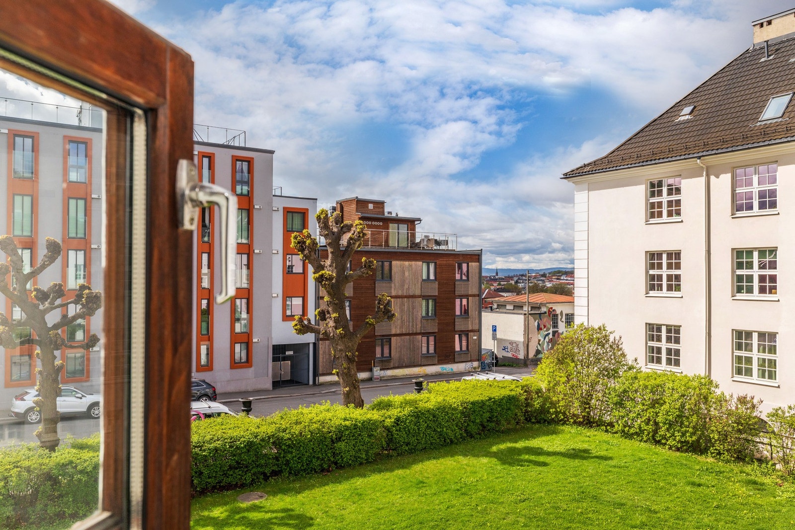 Utsikt fra stuevinduet, mot idyllisk og pent opparbeidet gårdsrom/forhage. Galleribilde