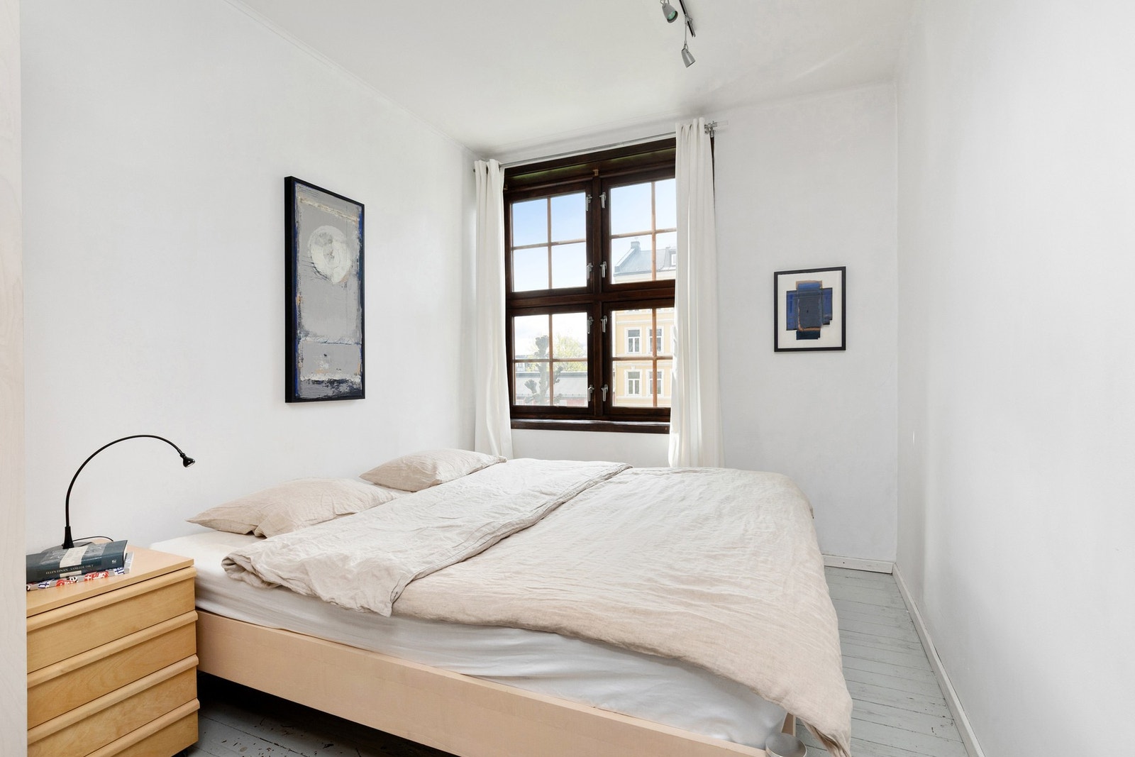 Soverom med god plass til dobbeltseng og medfølgende garderobeløsning. Galleribilde