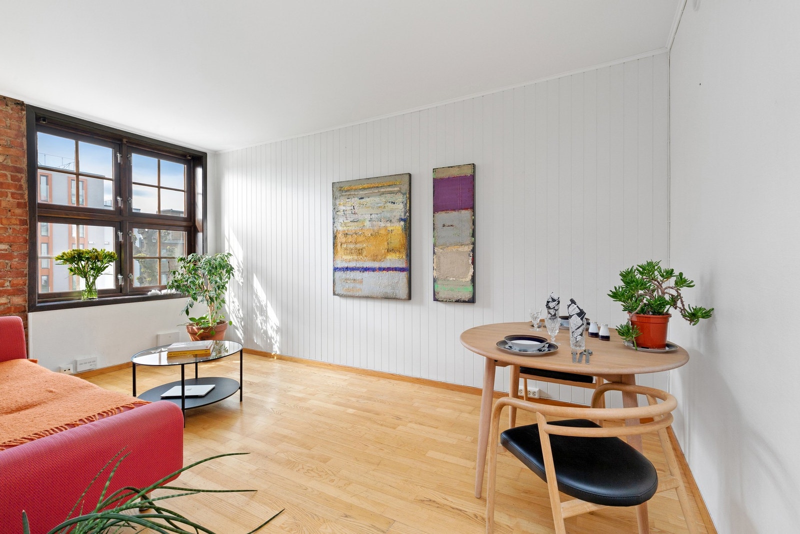 Stuen fremstår lys, luftig og tidsmessig utført. Galleribilde