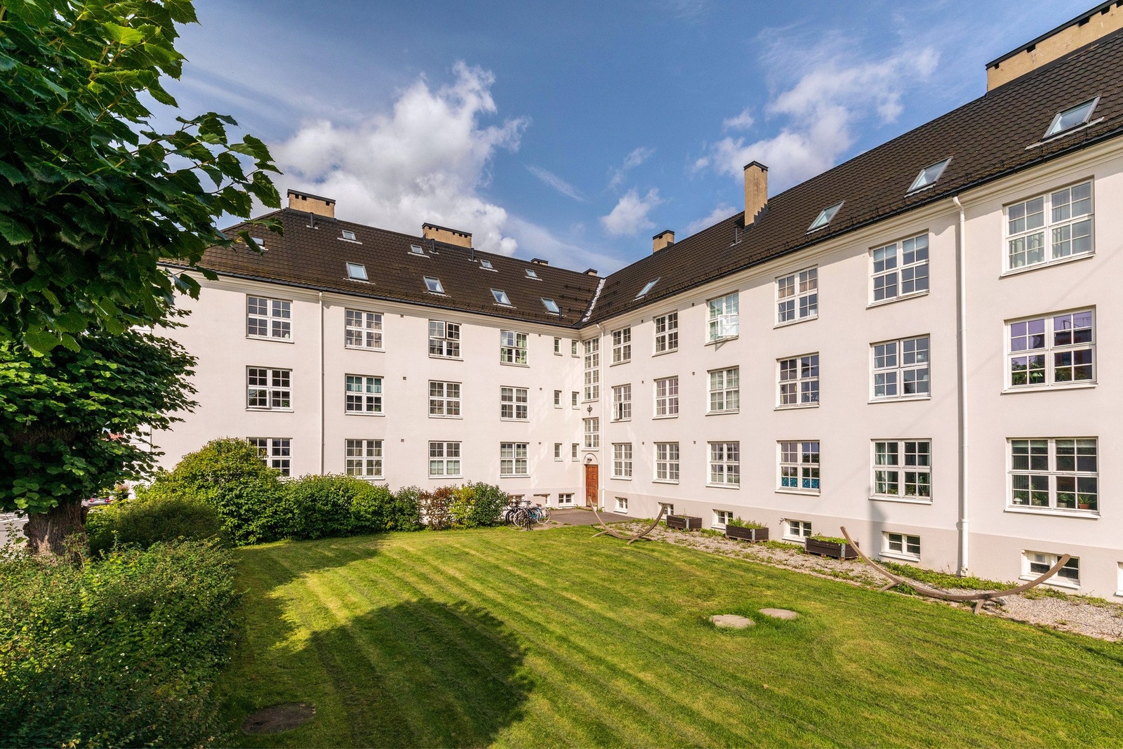 Oslos kanskje hyggeligste borettslag, preges av vakker arkitektur, idylliske forhager og et pent opparbeidet indre gårdsrom. Galleribilde