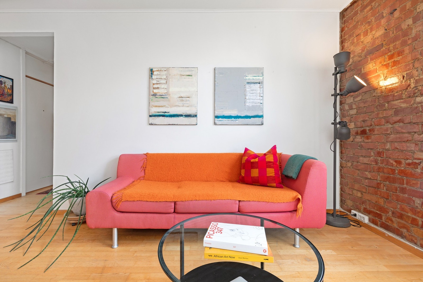 God plass til sofagruppe, spisegruppe og TV- løsning. Galleribilde