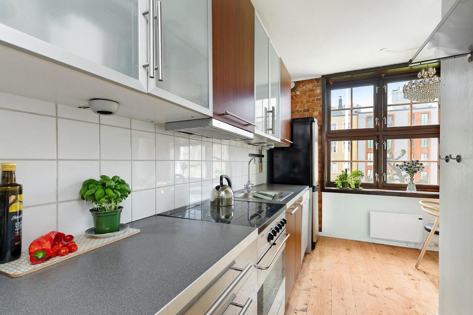 Separat og praktisk IKEA kjøkkeninnredning med god benke- og lagringsplass. Galleribilde