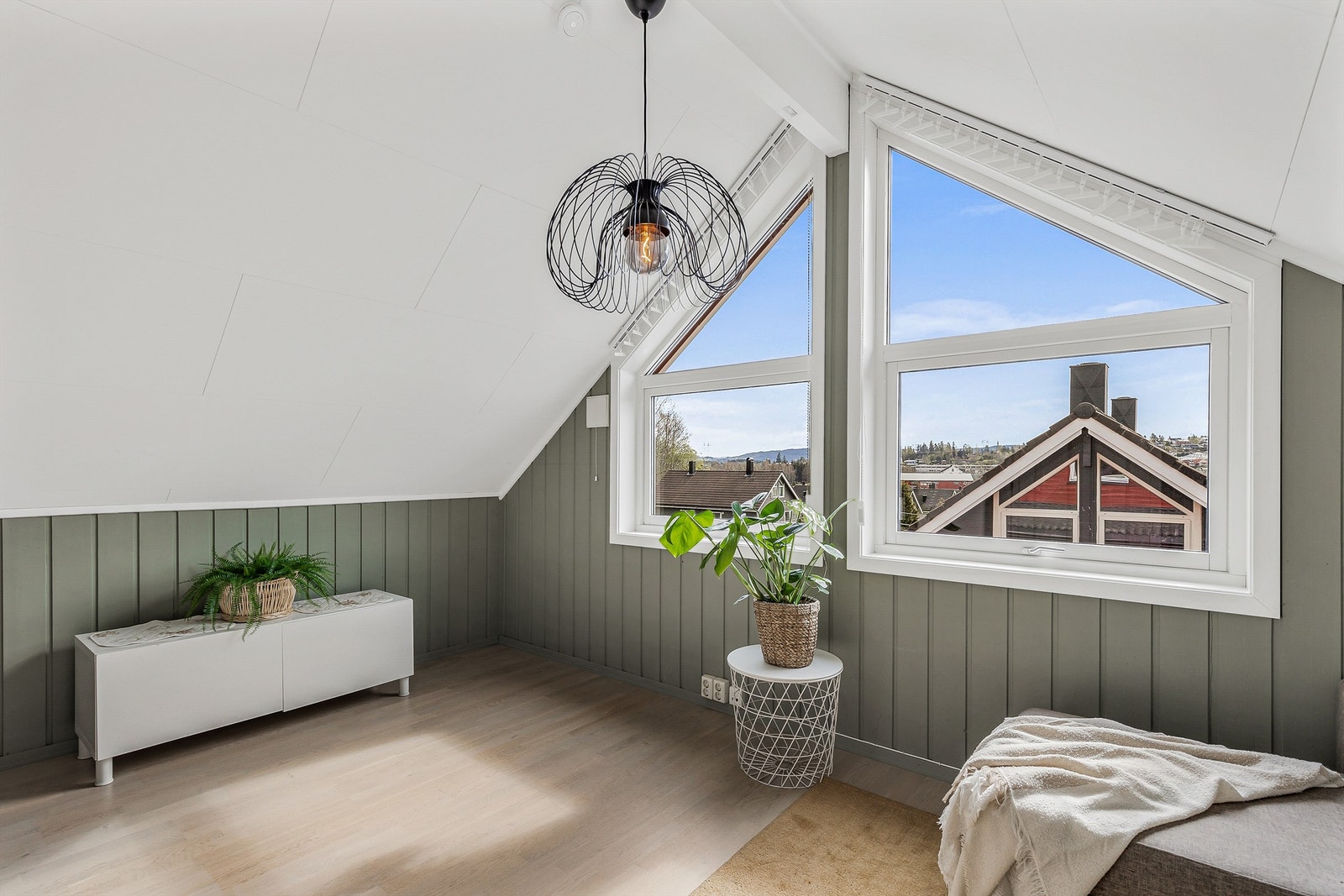 Boligens 3. etasje består av en stor loftstue som kan anvendes som enten soverom, kontor eller loftstue Galleribilde