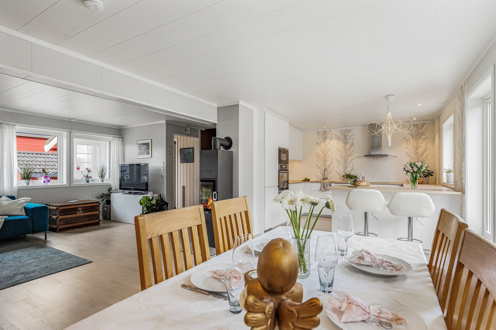 Kjøkkenet er holdt i en åpen løsning mot stuen, og skaper et naturlig og sosialt samlingspunkt i boligen. Galleribilde