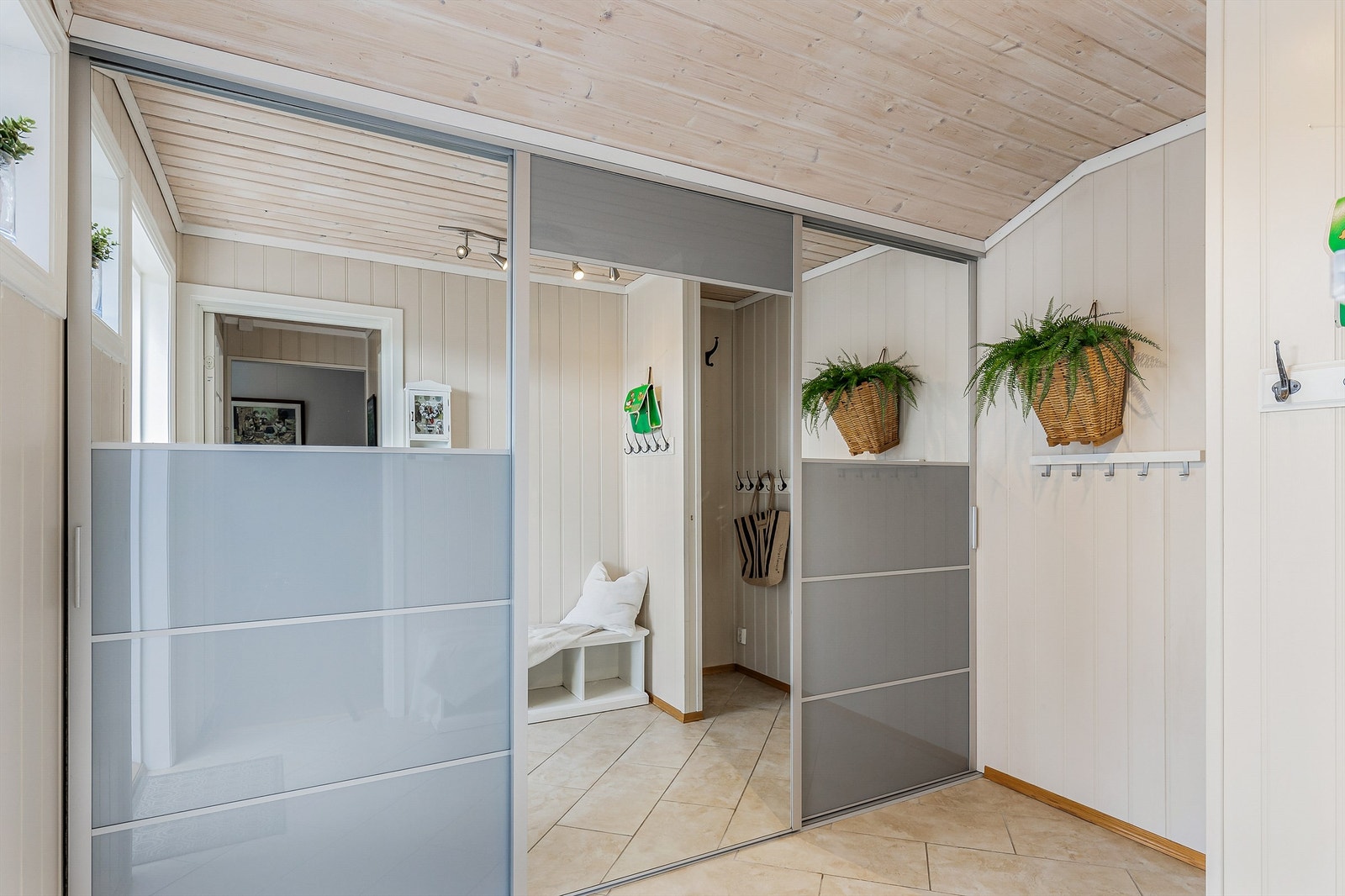 Det er rikelig med oppbevaringsplass i en romslig skyvedørsgarderobe. Galleribilde