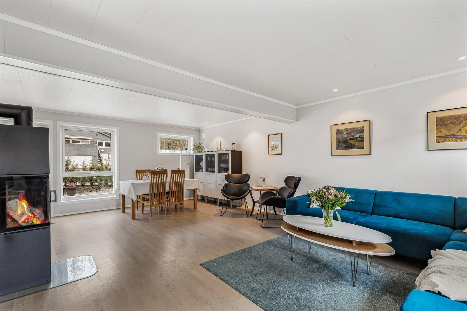 En moderne og stilfull halvpart av tomannsbolig over 3 romslige plan, med hele 5 soverom og garasjeplass med el-lader. Galleribilde