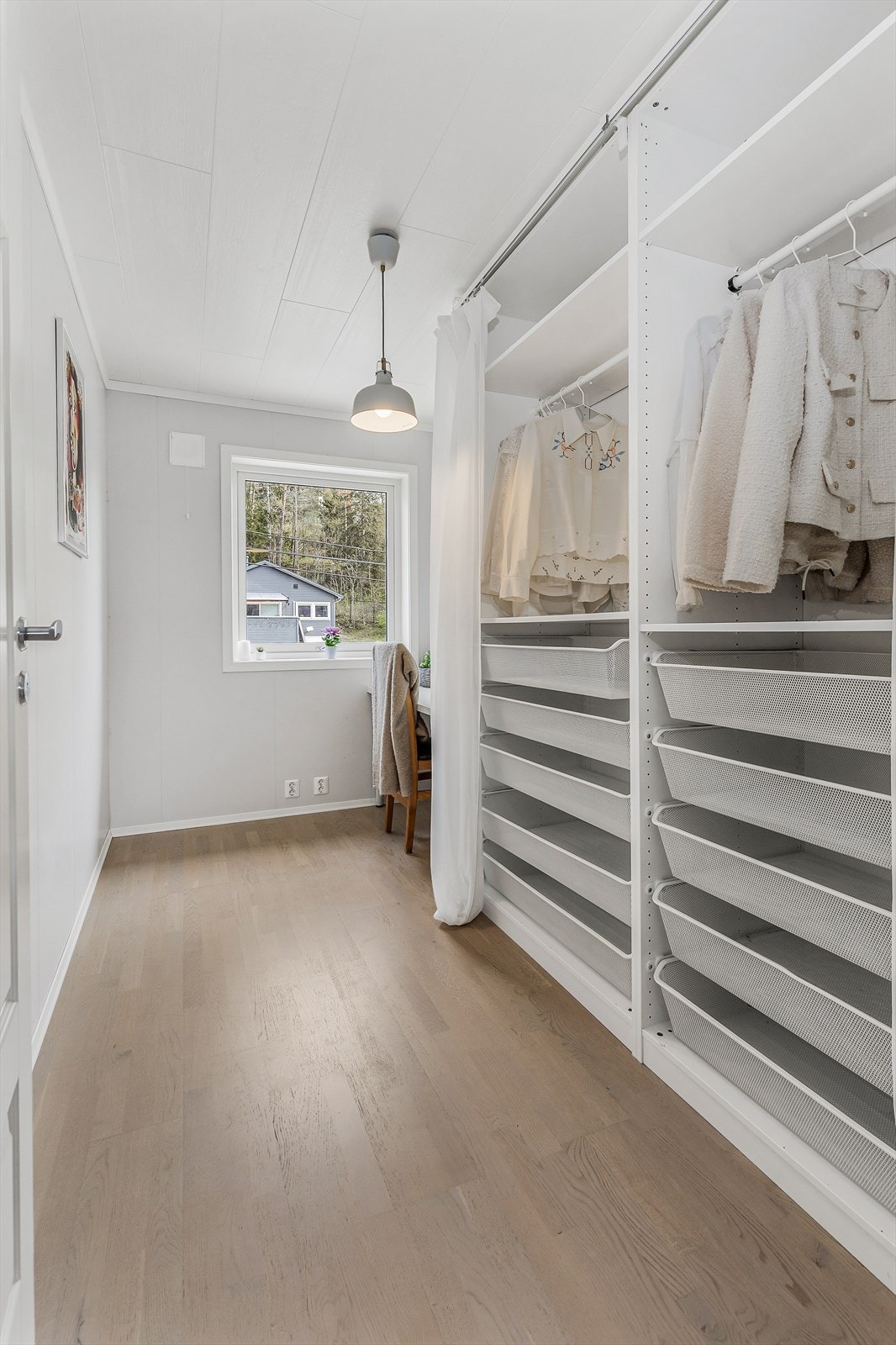 Det siste soverommet er i dag brukt som garderobe og kontor, men kan også brukes som gjesterom eller barnerom. Galleribilde