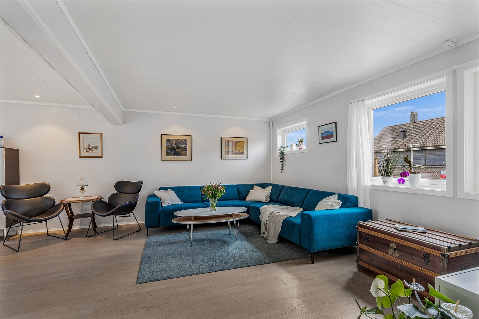 Her er det plass til å innrede med sofa, tilhørende salongbord og en spisegruppe om ønskelig. Galleribilde