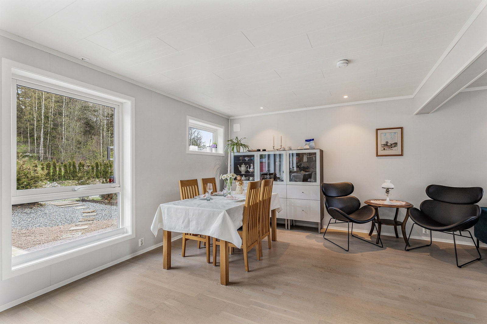 Det er rikelig med lysinnslipp fra store vindusflater. Galleribilde