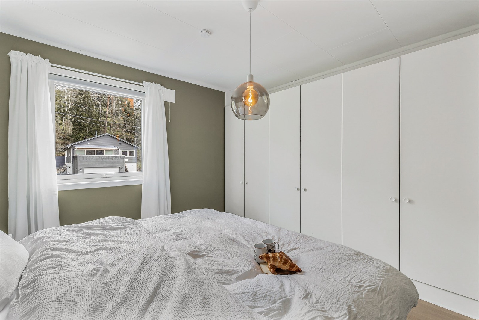 Det er også rikelig med oppbevaringsplass i et stort garderobeskap. Galleribilde
