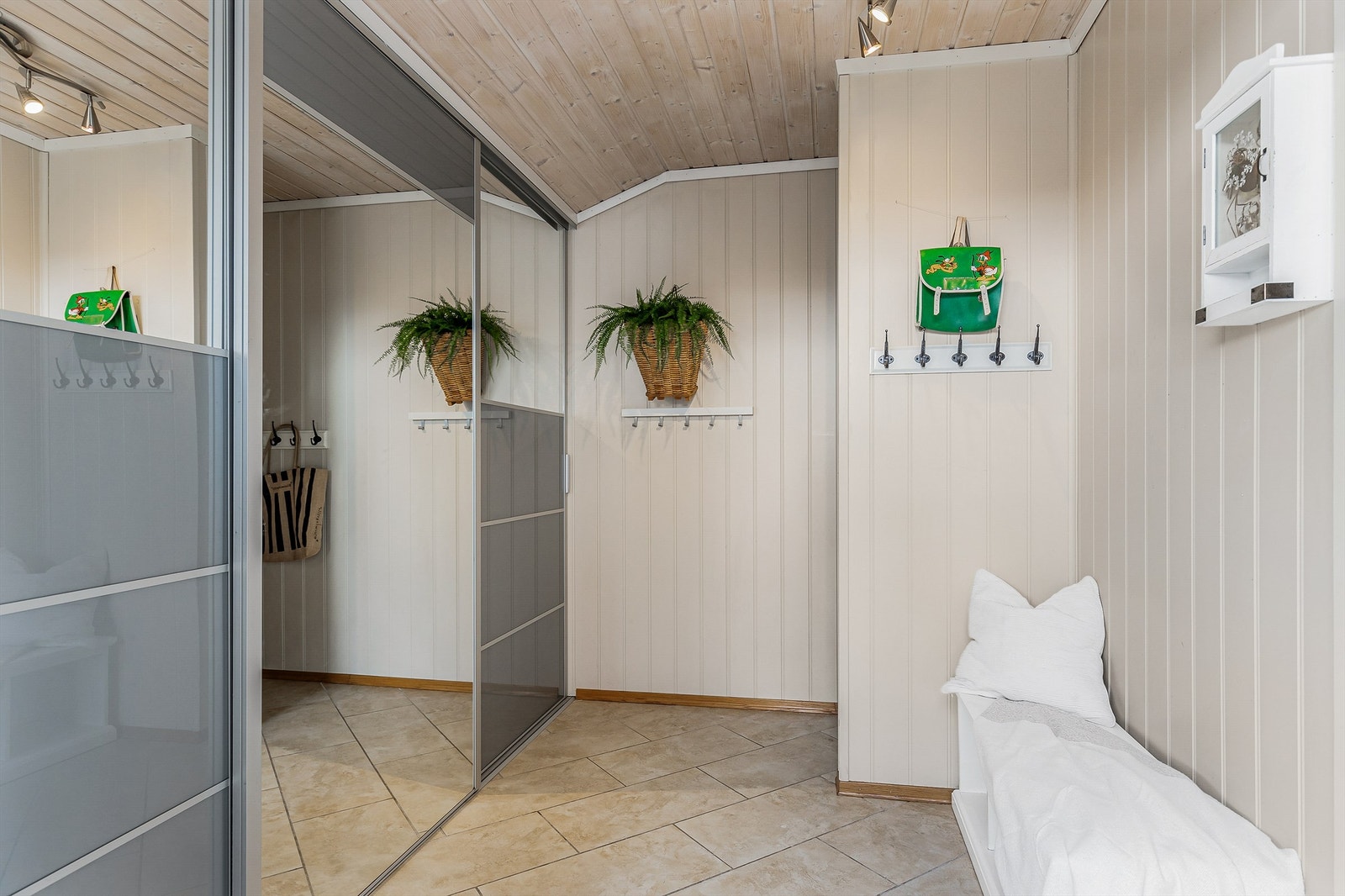 Velkommen inn i boligen! Entréen er lys og innbydende og gir et godt førsteinntrykk av boligen. Galleribilde