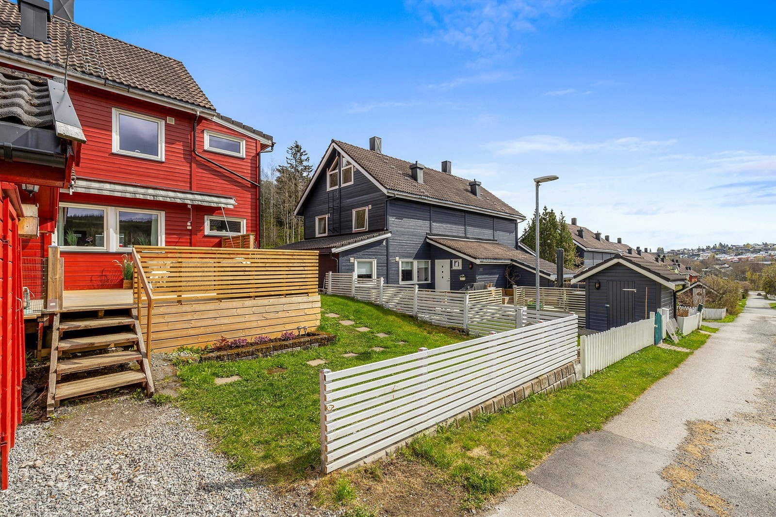 Inngangspartiet er innbydende og med pent opparbeidet terrasse. Galleribilde
