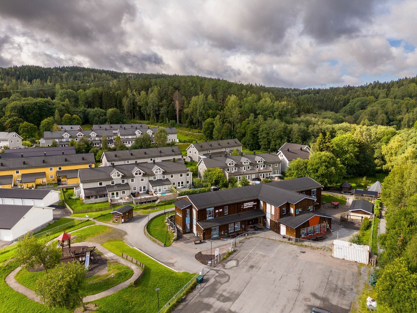 Populære Munkebekken Idrettsbarnehage! Her har barna fortrinnsrett på plass dersom de bor i Munkebekken. I barnehagen har de fokus på idrett, lek og bevegelse. Det er også en egen kokk ansatt i barnehage. Galleribilde