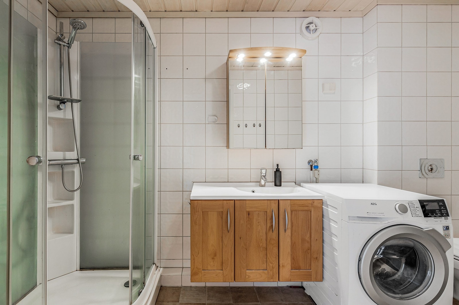 Badet er flislagt på både gulv og vegger med elektrisk varme i gulvet. Galleribilde