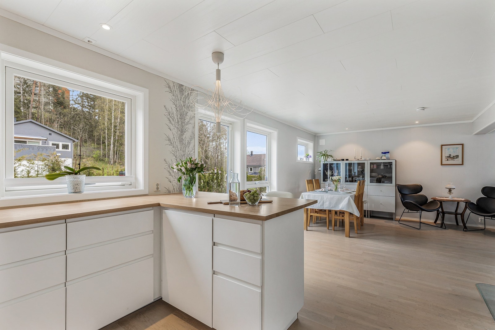 Innredningen gjør at rommet naturlig deles inn i ulike soner, og samtidig holdes i en åpen løsning. Herfra er det også utgang til boligens markterrasse. Galleribilde