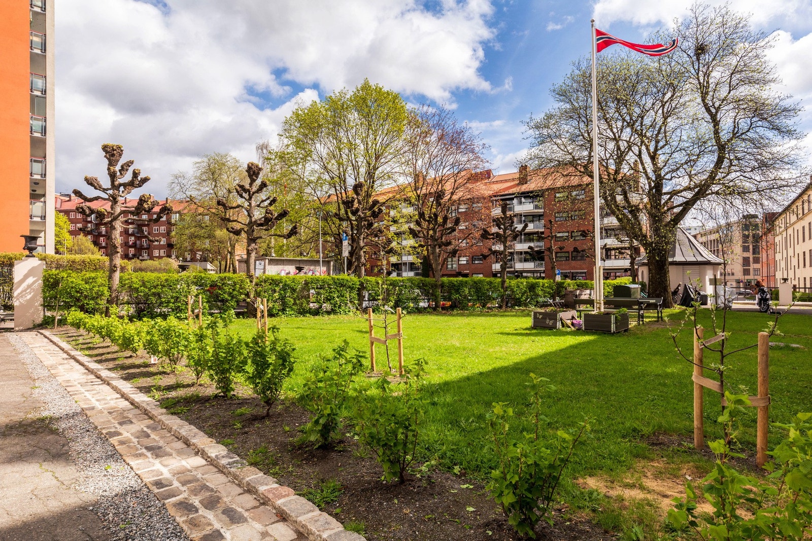 Oslos kanskje hyggeligste borettslag, preges av vakker arkitektur, idylliske forhager og et pent opparbeidet indre gårdsrom. Galleribilde