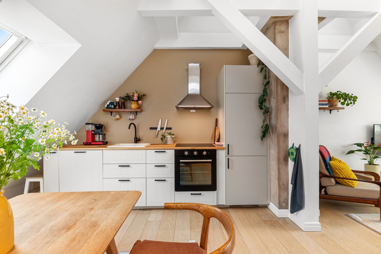 Nytt og moderne IKEA kjøkkeninnredning med benke- og lagringsplass. Galleribilde