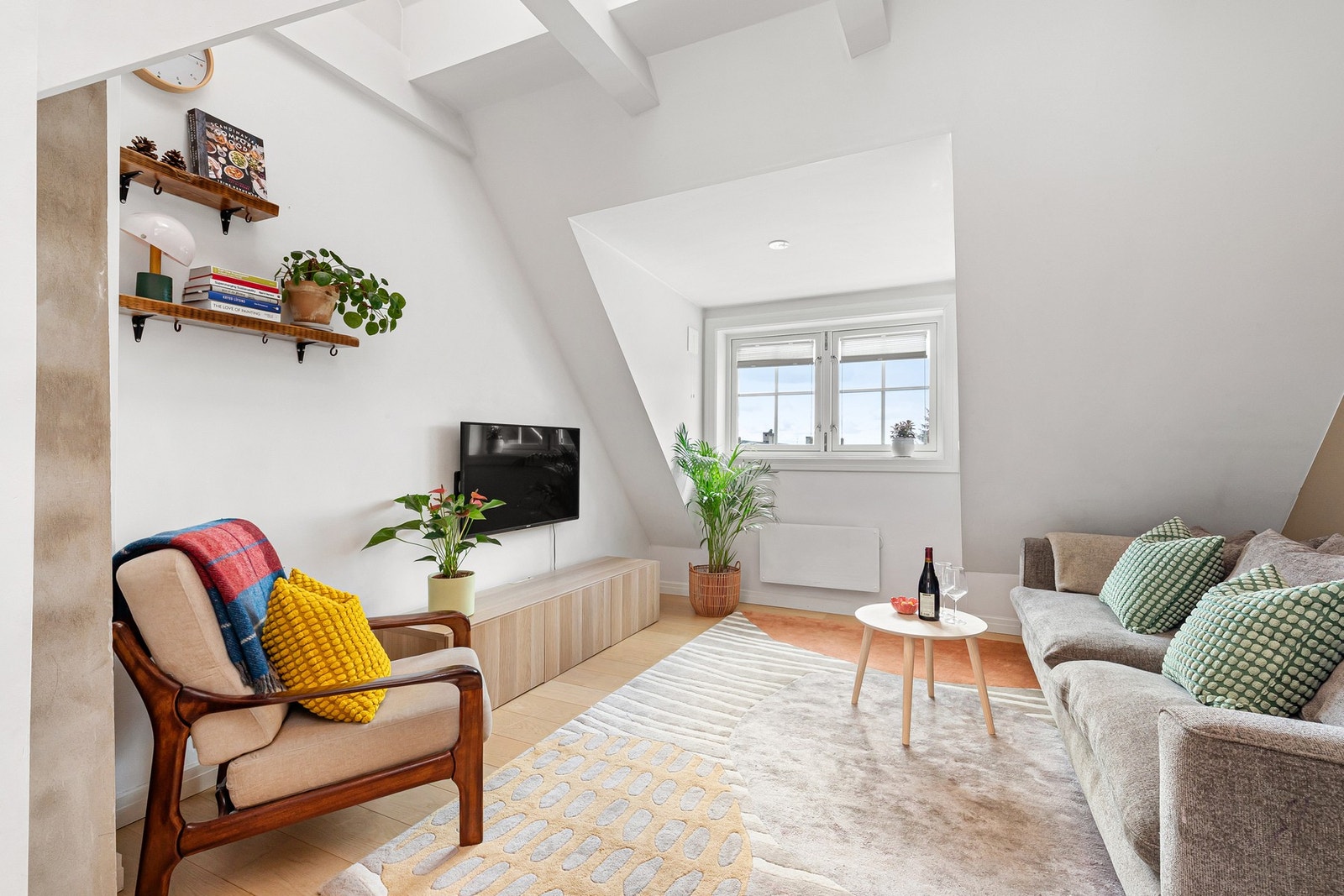 Stuen fremstår lys, luftig og tidsmessig utført. Galleribilde