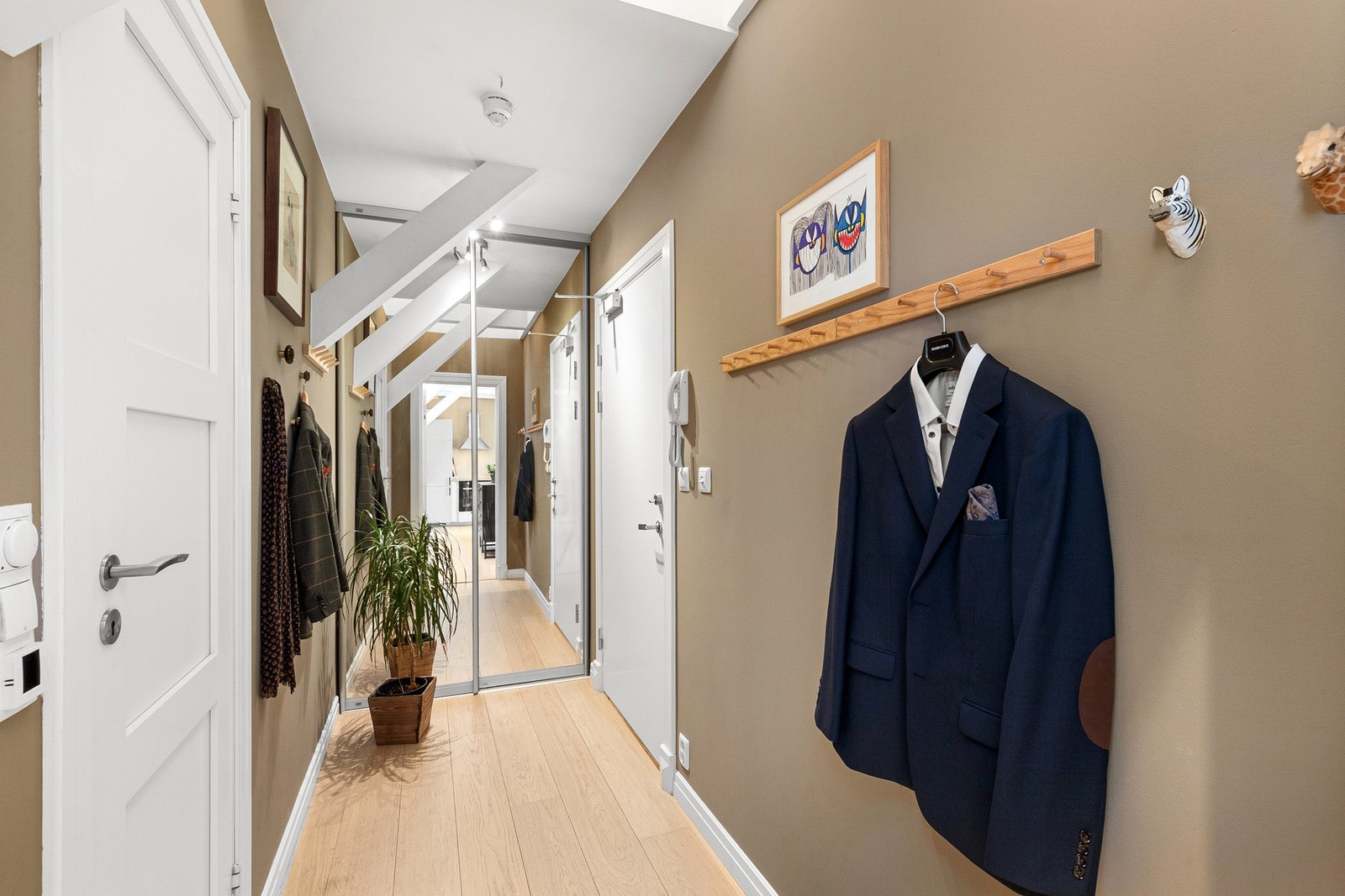 Entréen er tiltalende, med plass til oppbevaring i garderobeskap med speilfronter. Galleribilde